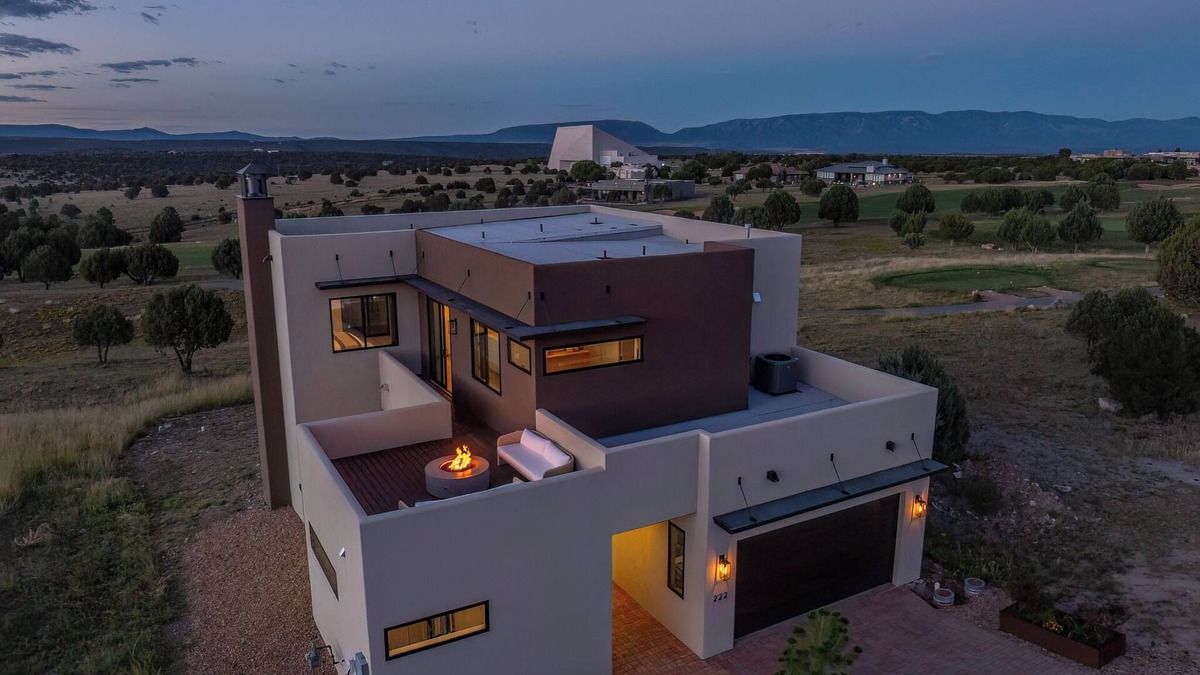 Alto House | New Custom Home with 360 mountain views sitting on #1 golf course in NM!