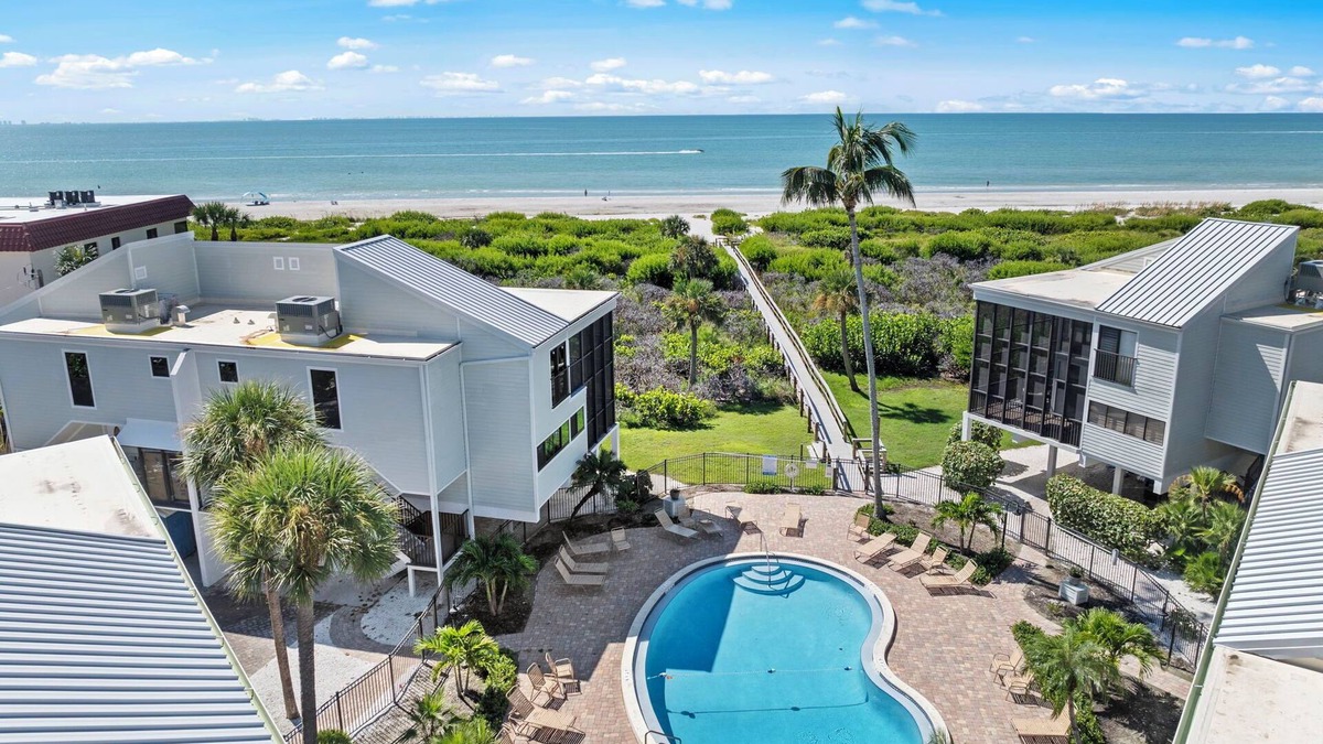 Sanibel House | New Cyprina #2 – a fully renovated luxury townhome on Sanibel’s East End. Enjoy coastal elegance, modern comfort, and breathtaking direct water views from every room in this stunning beach retreat.