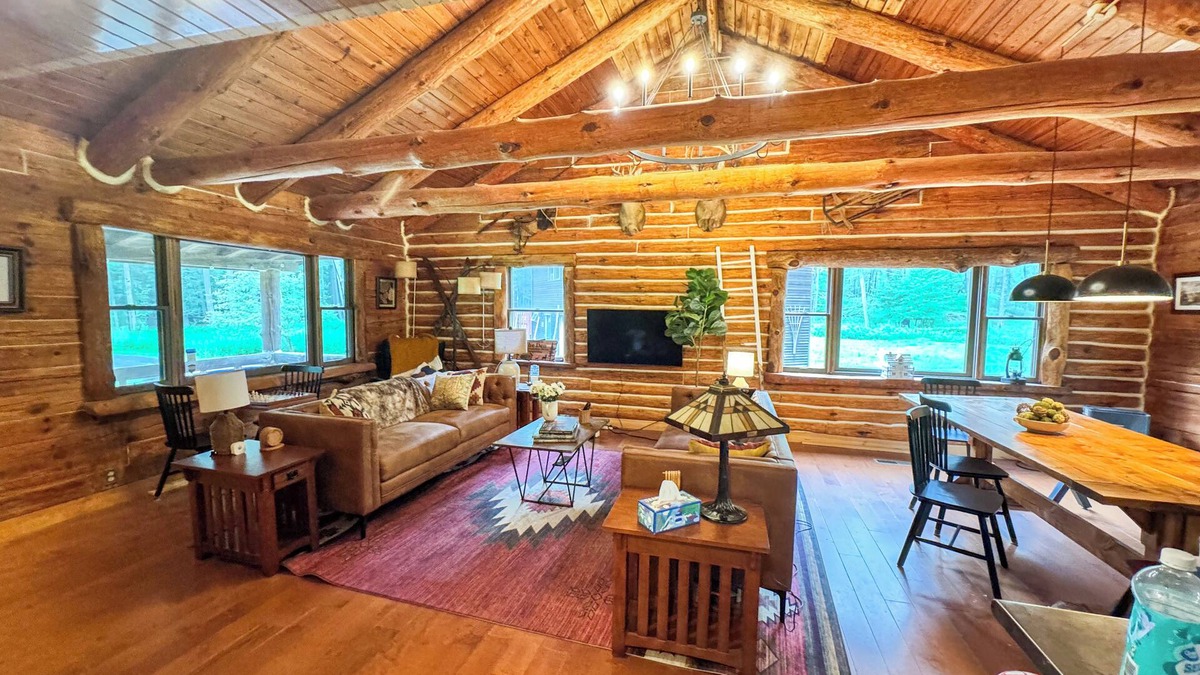 Saugerties House | New! Denniston Den, with game room, movie theater, fire pit and more. Close To HITS Horse show & Hunter Mountain skiing