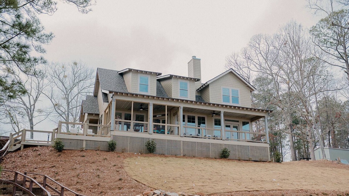 Pleasure Point House | NEW DOCK! 3 BR | 3.5 BA + Loft on Lake Martin