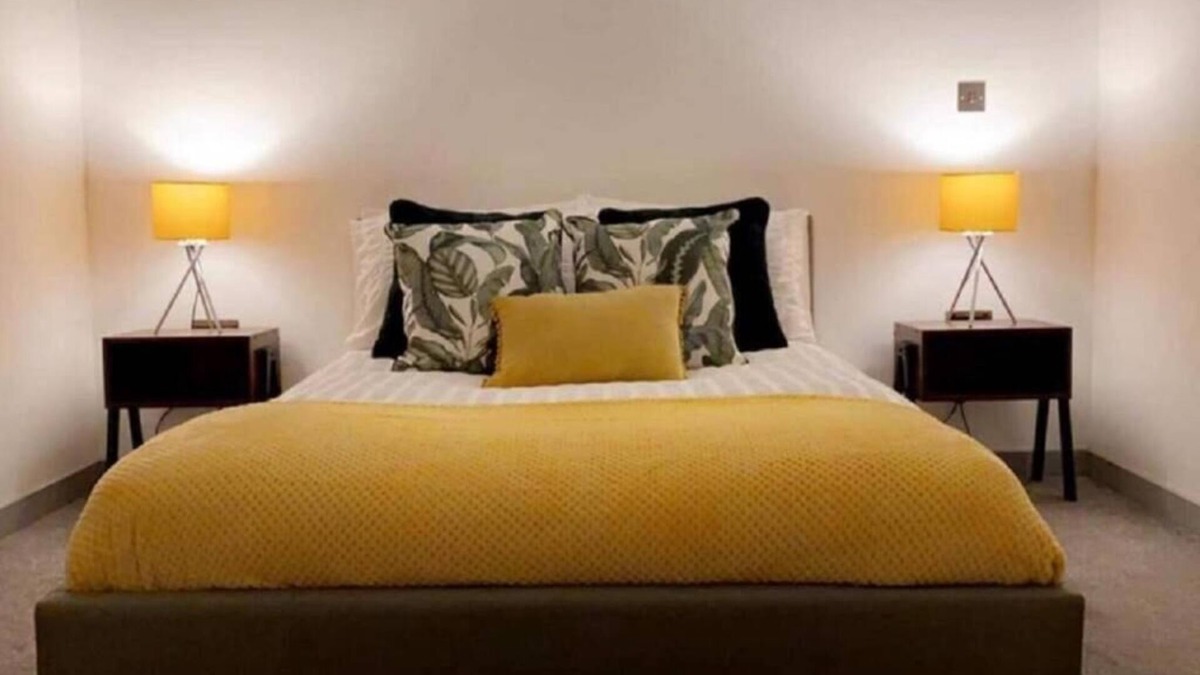 Doncaster Apartment | NEW! Doncaster Central 1 Bed Apartment sleeps 4,