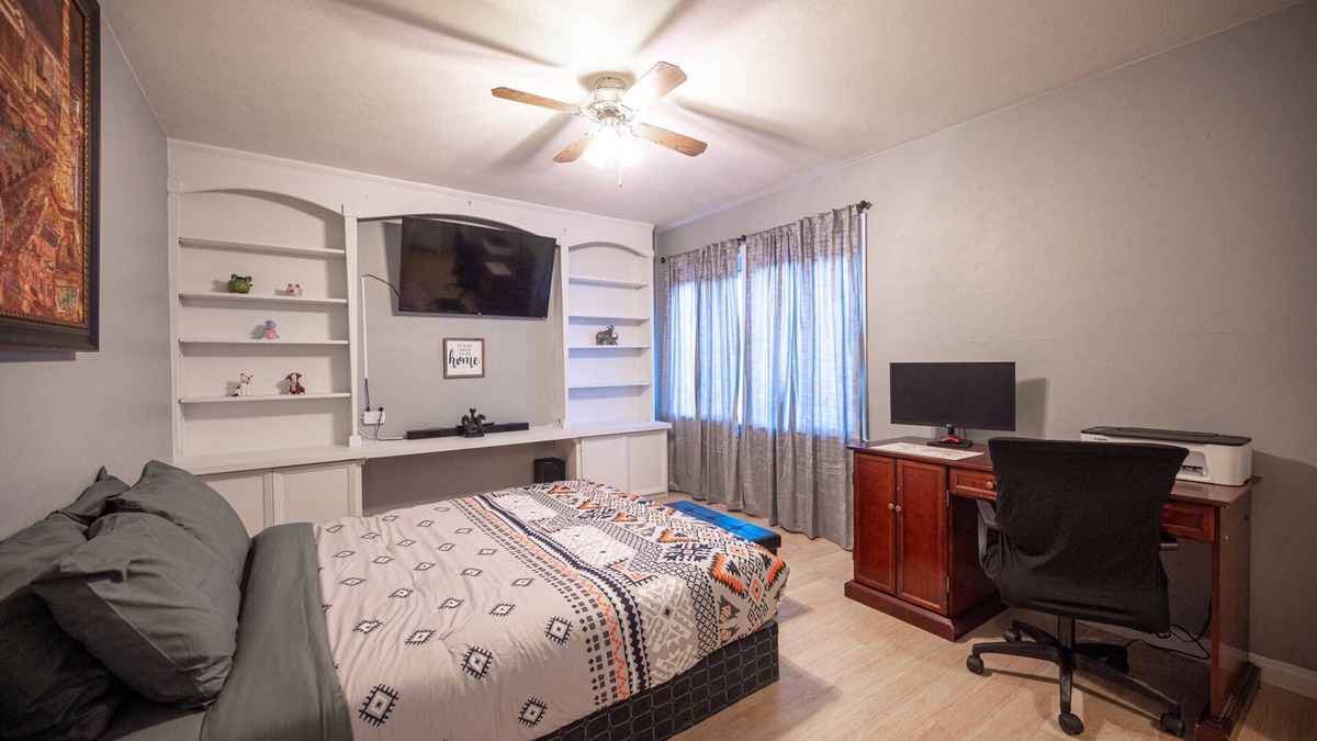 Downtown Las Vegas House | *NEW* Downtown 2 bedroom house w/backyard