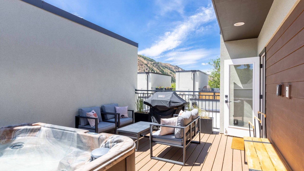 Hailey House | New Downtown Hailey Condo with Rooftop Hot Tub