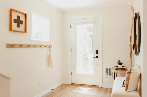 Hailey House | New Downtown Hailey Condo with Rooftop Hot Tub