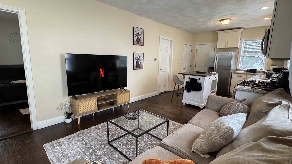 Salem Apartment | NEW Downtown Salem Retreat 3BD W/Parking
