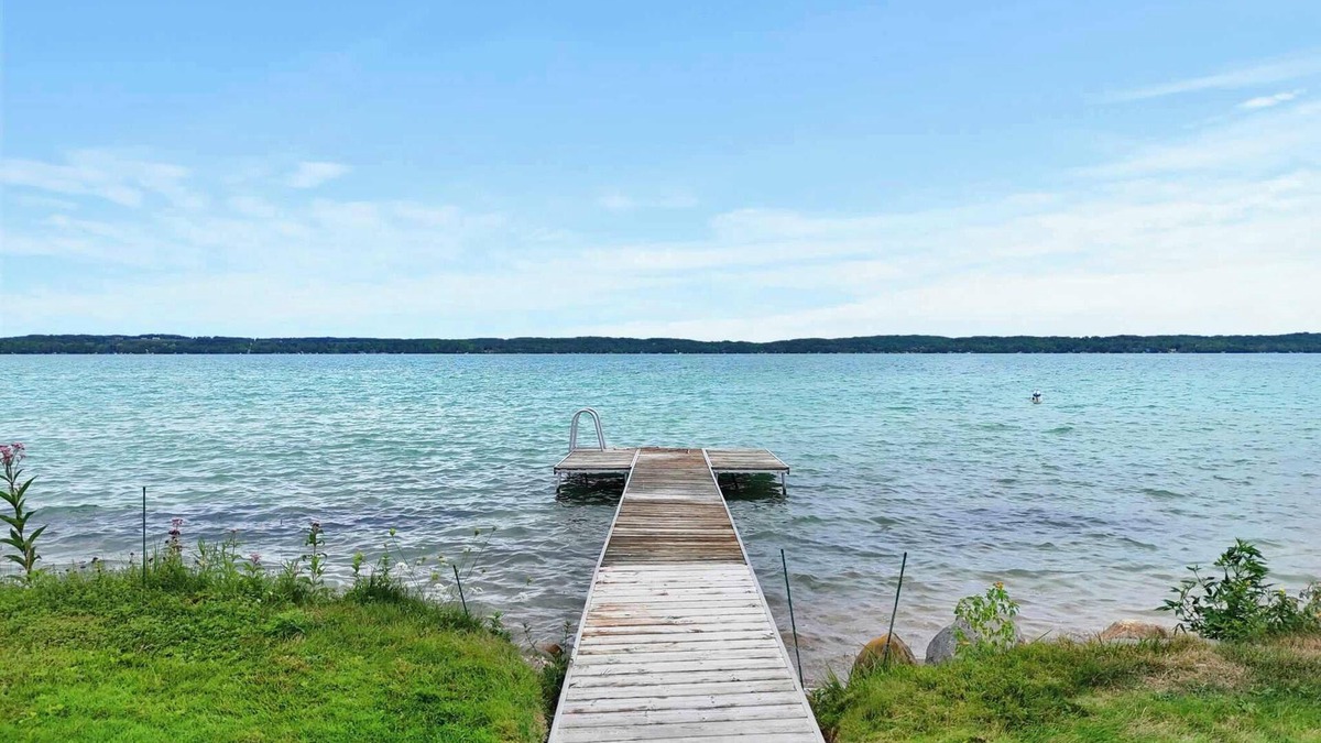Elk Rapids House | New! Elk Lake Cottage - 14 Minutes from Horse Show!