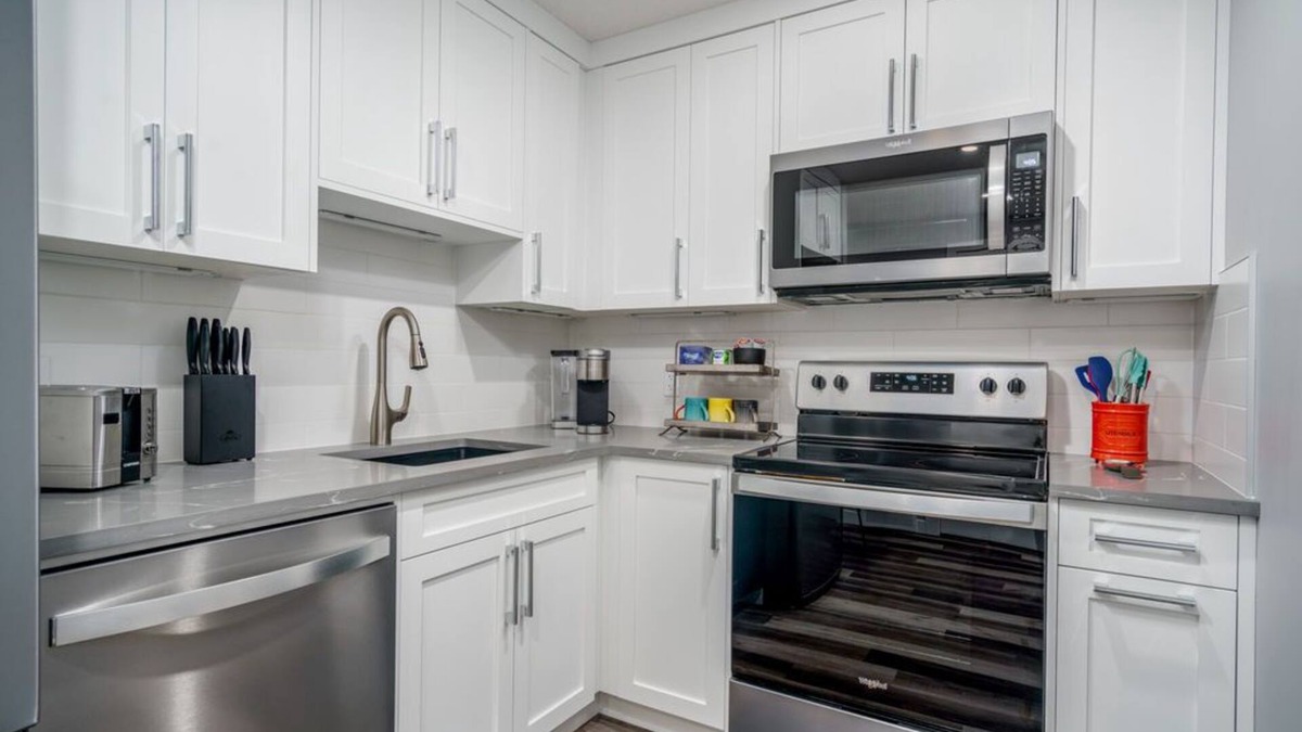Evanston House | New Entire Basement/King Bed/AC/Mountains and YYC