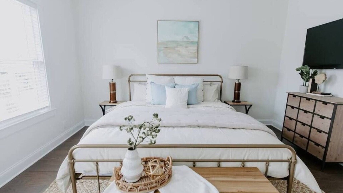 Murfreesboro House | NEW Family Friendly Maple Mansion | Sleeps 28