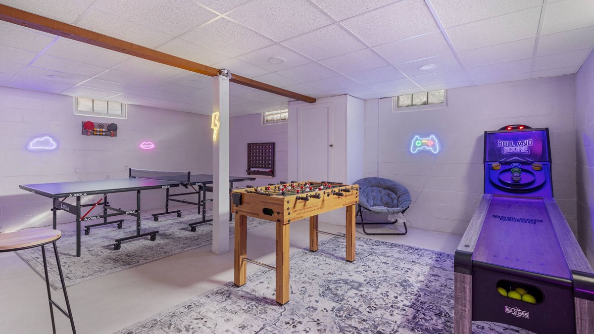 Rockford House | NEW! Family-friendly cabin-style home w/gameroom + gym
