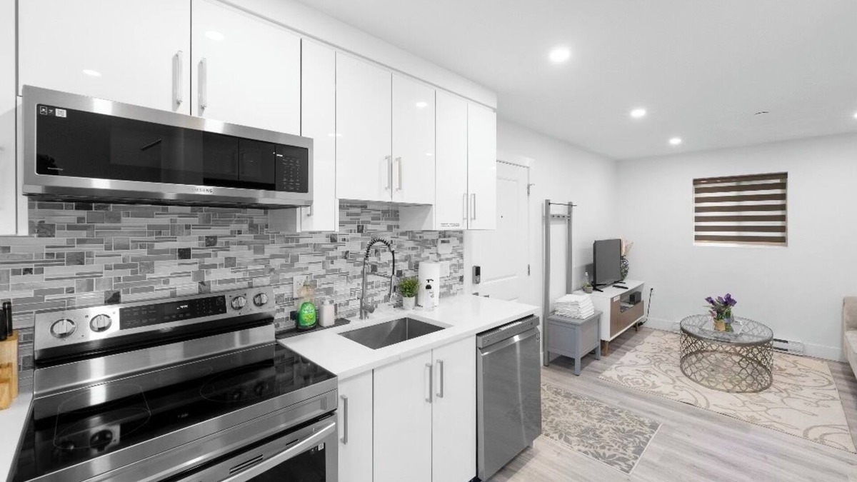 Renfrew-Collingwood House | New family friendly small guest home