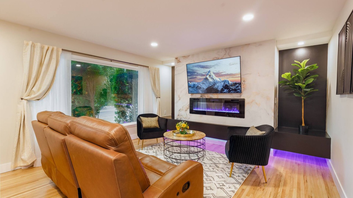 Great Falls House | NEW Family friendly Chic Home in Skyline Area