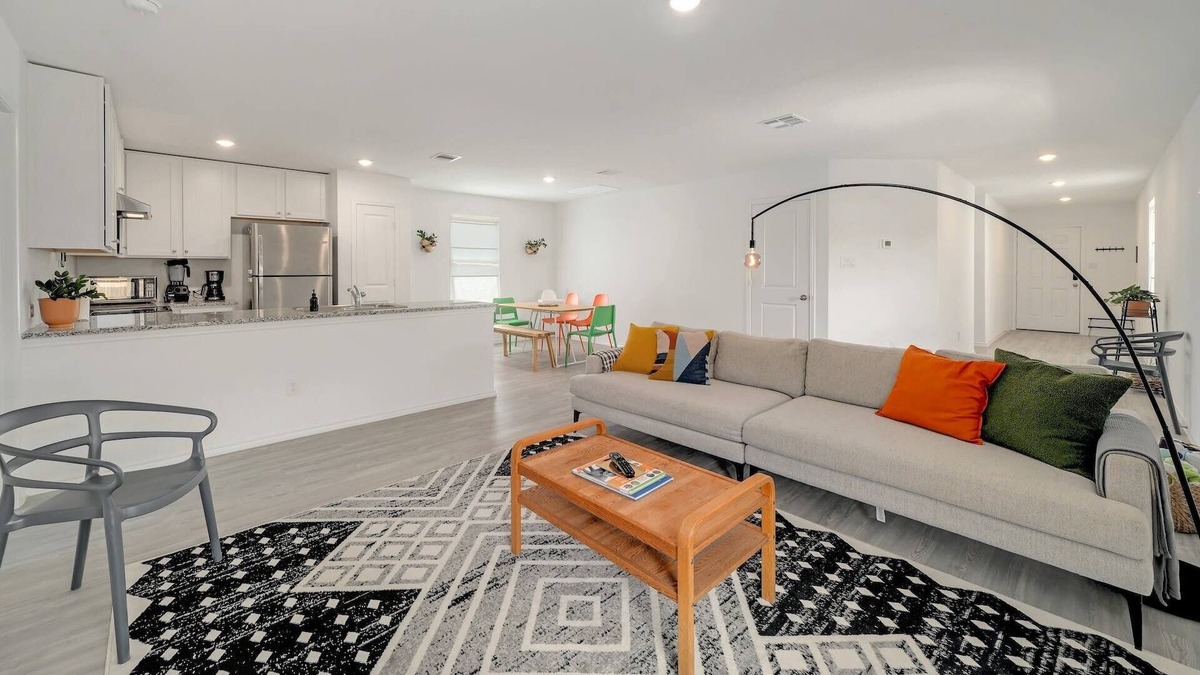 Southside House | New Family House- 5 min to Lackland AFB! Great for Kids