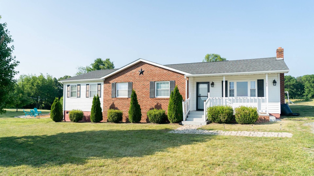 Luray Other | NEW! Farmhouse- Backyard of Shenandoah Nat'l Park