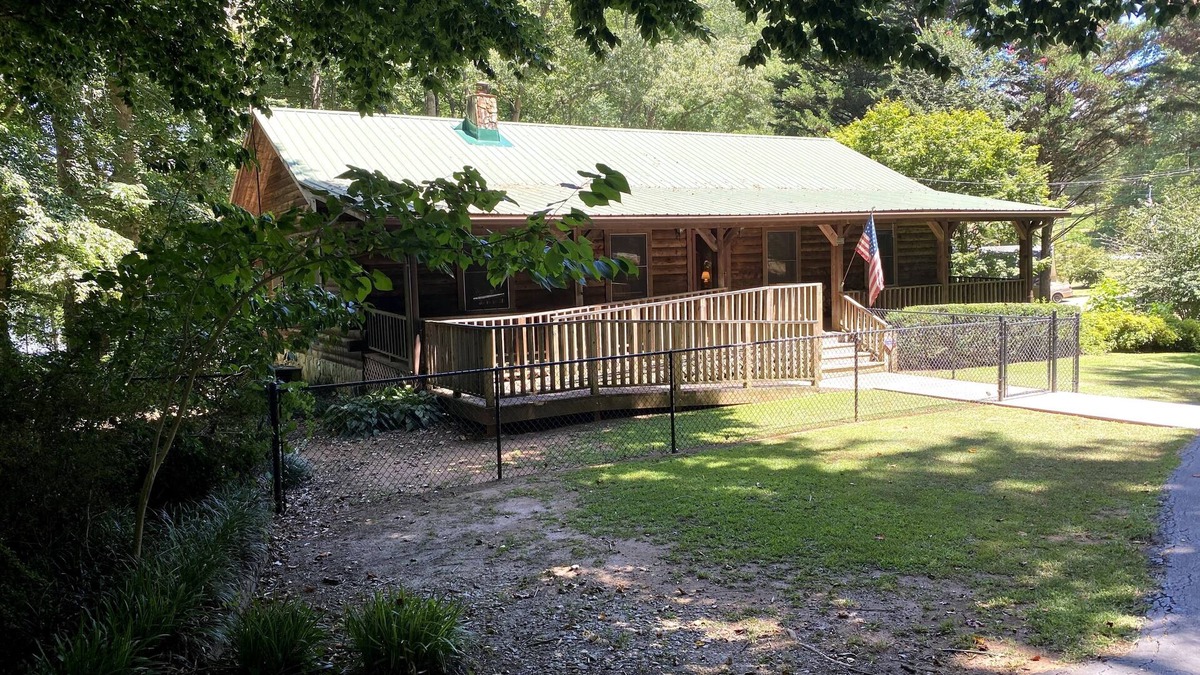 Gumlog Cabin | New finished lower level. Peaceful 5-bedroom lake front cabin easy walk to lake.