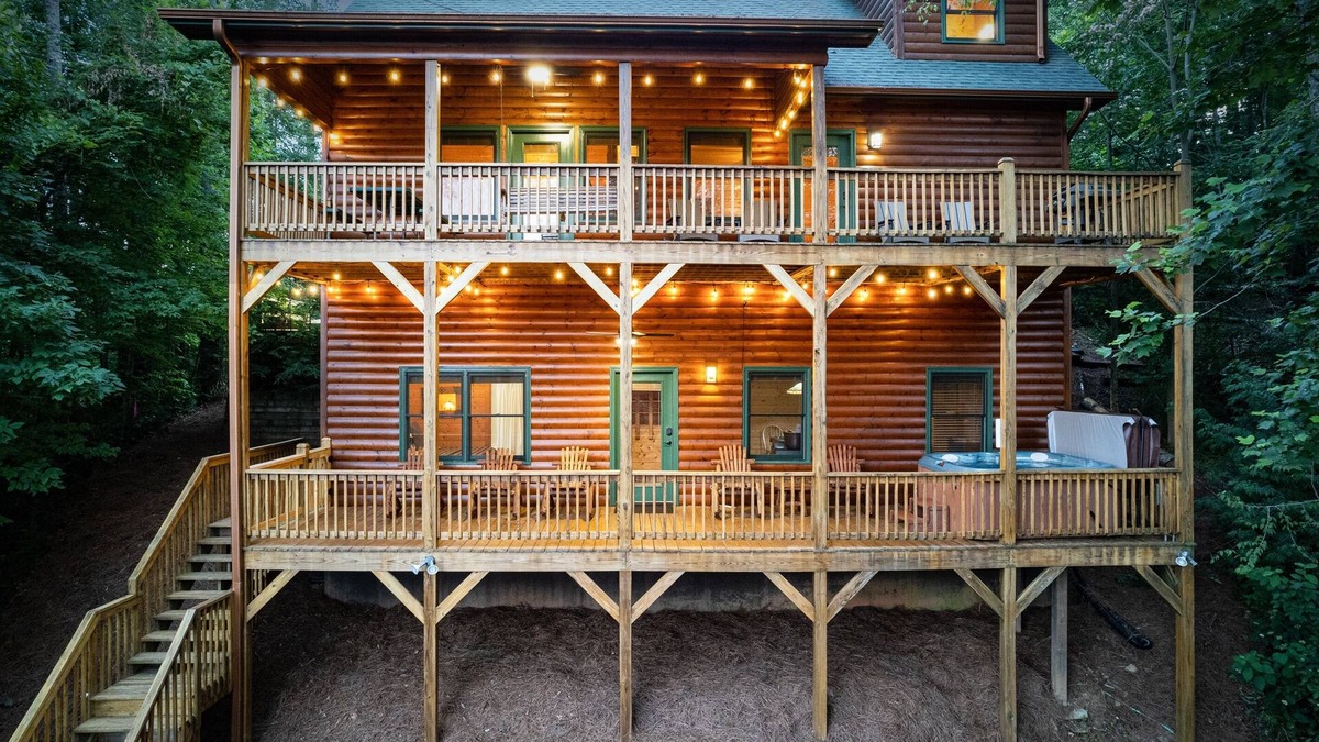 Cashes Valley Cabin | New Fire Pit! 3 King Suites, Creek, 15 mins 2 BR