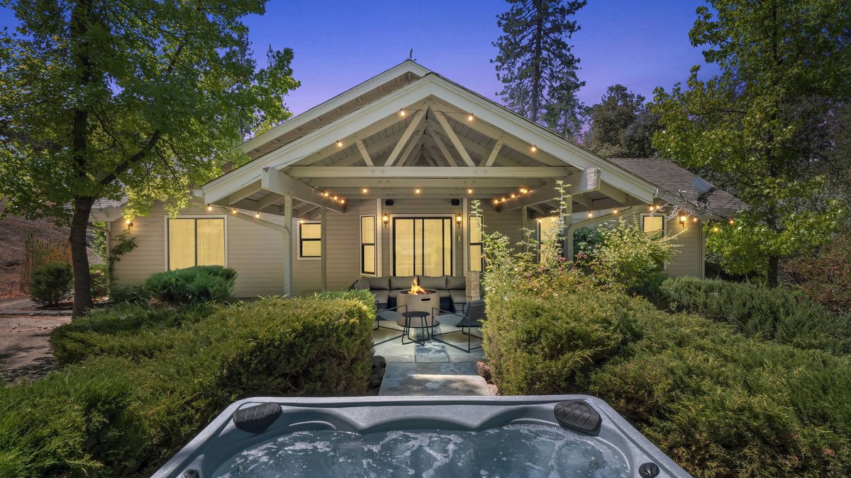 Ahwahnee House | NEW - Fire pit - Game room - Sleeps 14 - 40 acres
