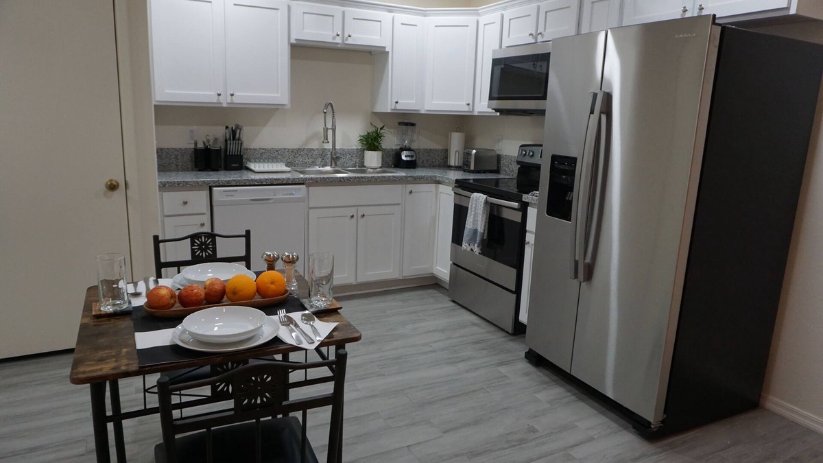 Sunrise Presidio Townhomes Apartment | New Foothills Private Studio w/garage and full kitchen