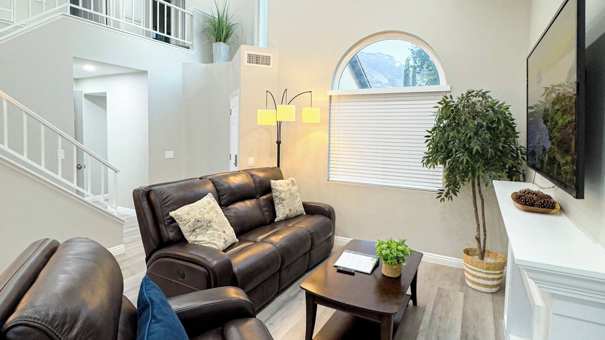 Southridge Village House | New Fully Remodeled Charming 4-bedroom home with WiFi & AC in brilliant Fontana