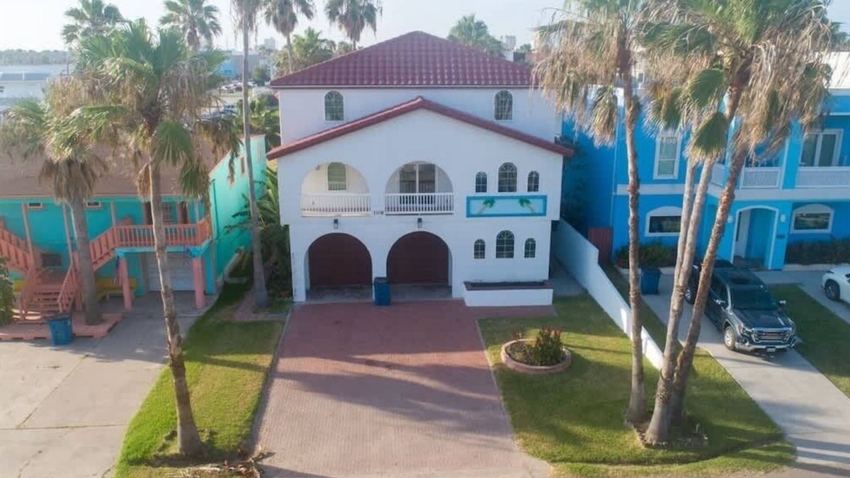 South Padre Island House | NEW! Fun Retro Island Vibe * Sleeps 17 * Beach 1 block