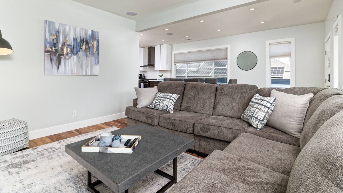 West Oakland House | New! Gated | 2 Living Rooms and Kitchens + Jacuzzi! Must See!