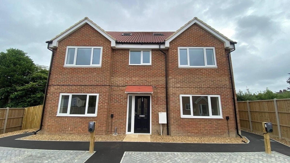 Gillingham House | New Gillingham Gem - Garden, Free Parking(Electric Car Charger) and WiFi