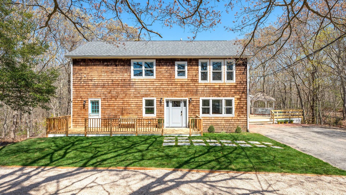 Noyack House | New Hamptons House in Sag harbor + Pool + 8 bedroom