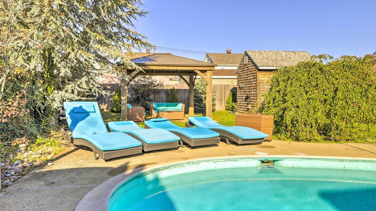 East Shore Cottage | New Haven Gem w/Private Pool, Walk to Beach!