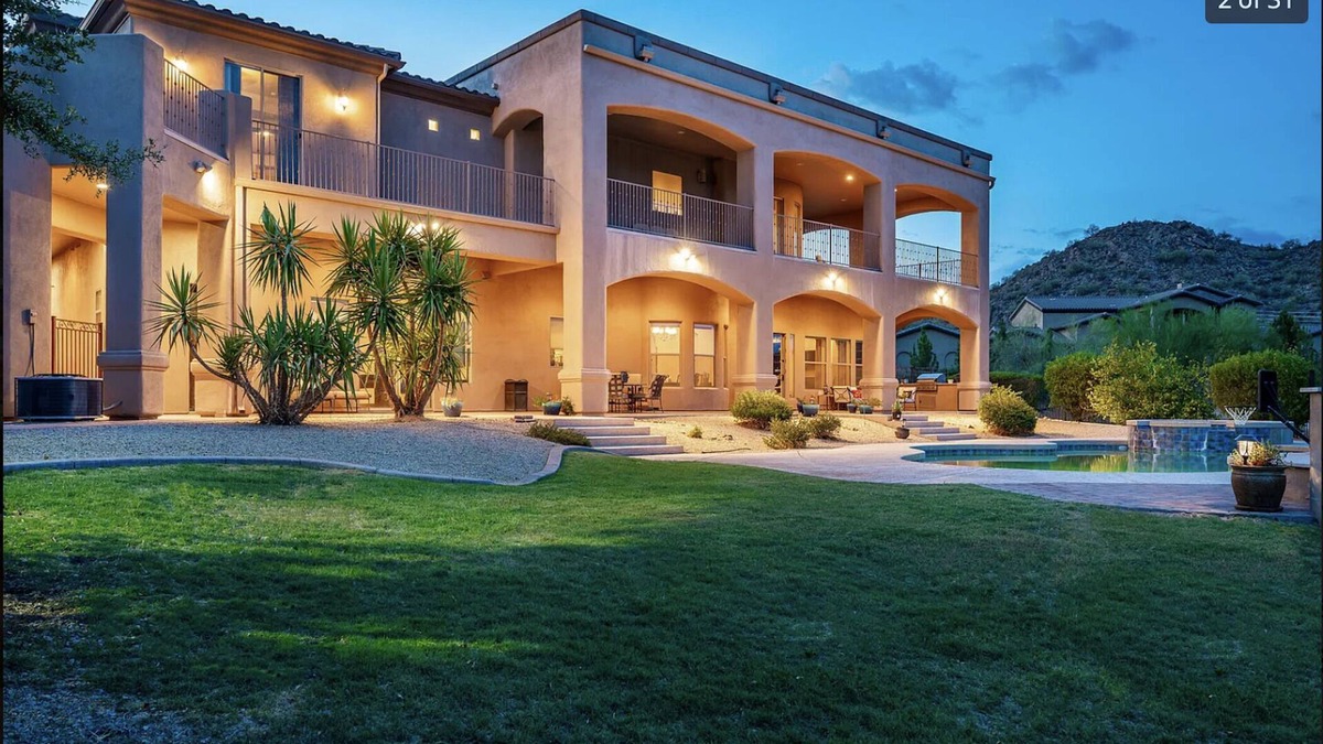 East Mesa House | New! Heated Pool and Spa +13 Beds + Game Room