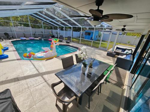 Palma Sola House | New Heated Pool+HotTub + 13 min to AMI+ 4BR 20ppl