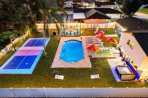 Town N County Park House | NEW-Heated Pool-Pickleball-Hot Tub-Movie Theater-Game Room-Playset-Basketball-10 Beds