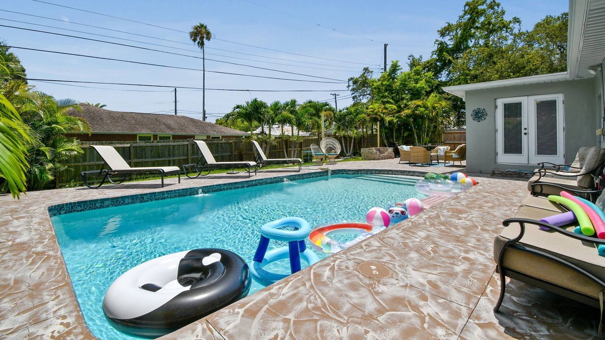 Harbor Bluffs House | New heated saltpool w Kayaks, 8min to Shore: Tranquil Escape