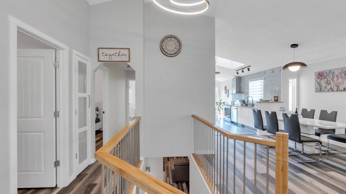Calgary House | *NEW*HiddenGem*Discount*MovieTheatre*Deck*AC*Downtown 15'*Banff 60'*Bedrooms 4x