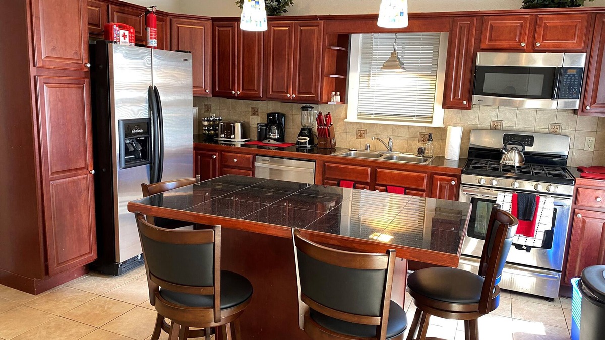 Racine House | New! Historic! Pro Cleaned, Self Check In Sleeps 16