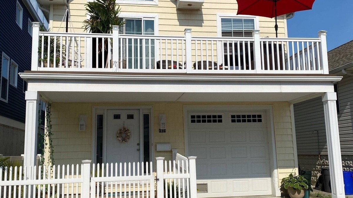 Long Beach House | New home 1 block from Beach & restaurants/bars. West End
