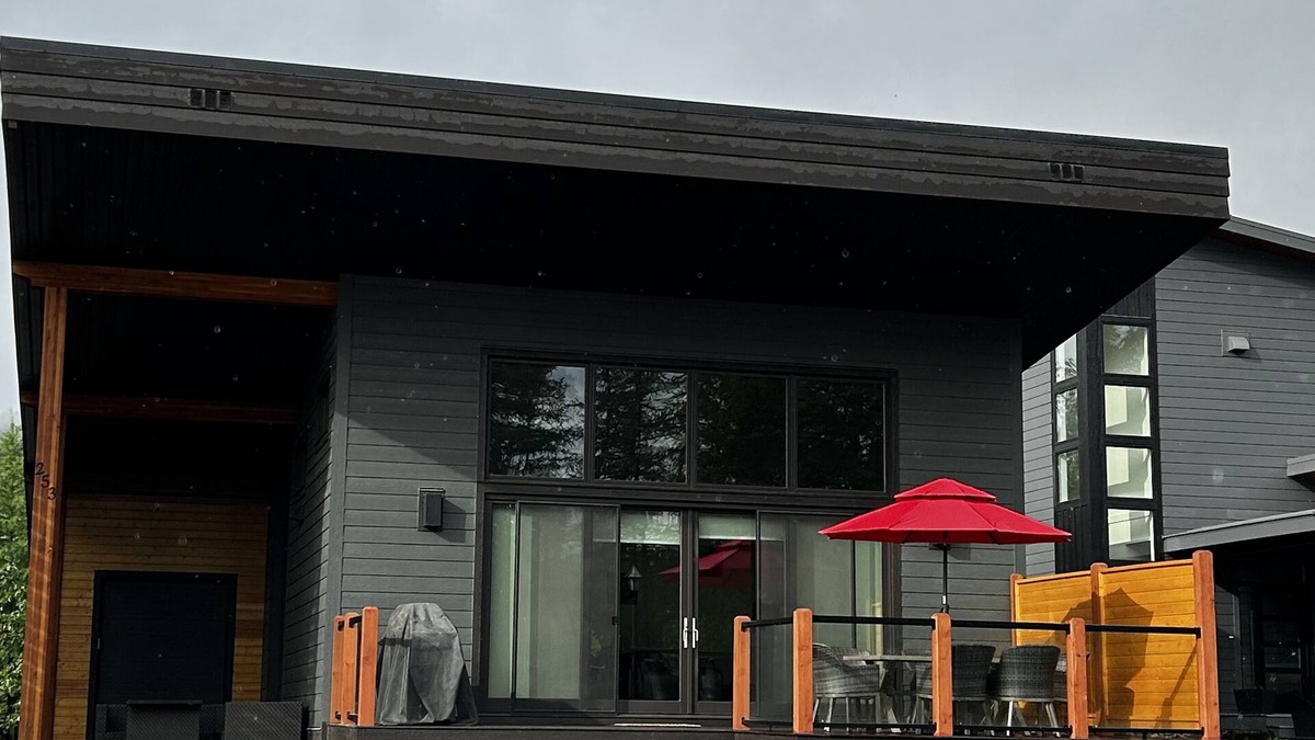 East Kootenay House | New home, 100m from lift. Relax and enjoy this 4bdm Mountain Modern House.
