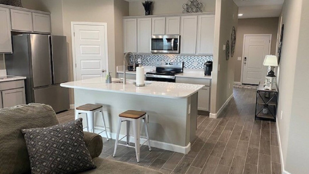 Buckeye House | New home close to Watson shopping area. Prof furnished. All utilities included