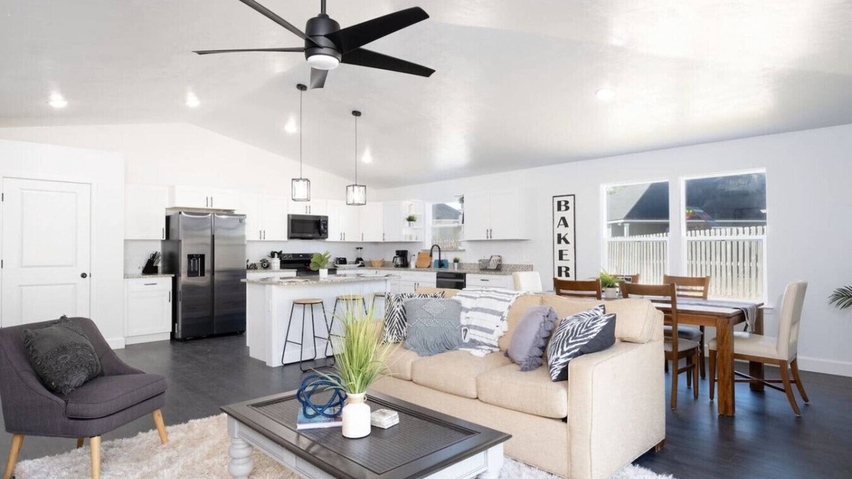 High Springs House | New Home- Sleeps 8 -Near Gainesville & Springs