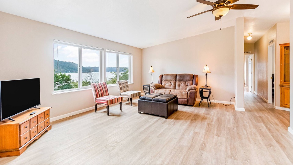 Harrison House | New home with amazing lake view - steps to town & Trail of the Couer d'Alenes