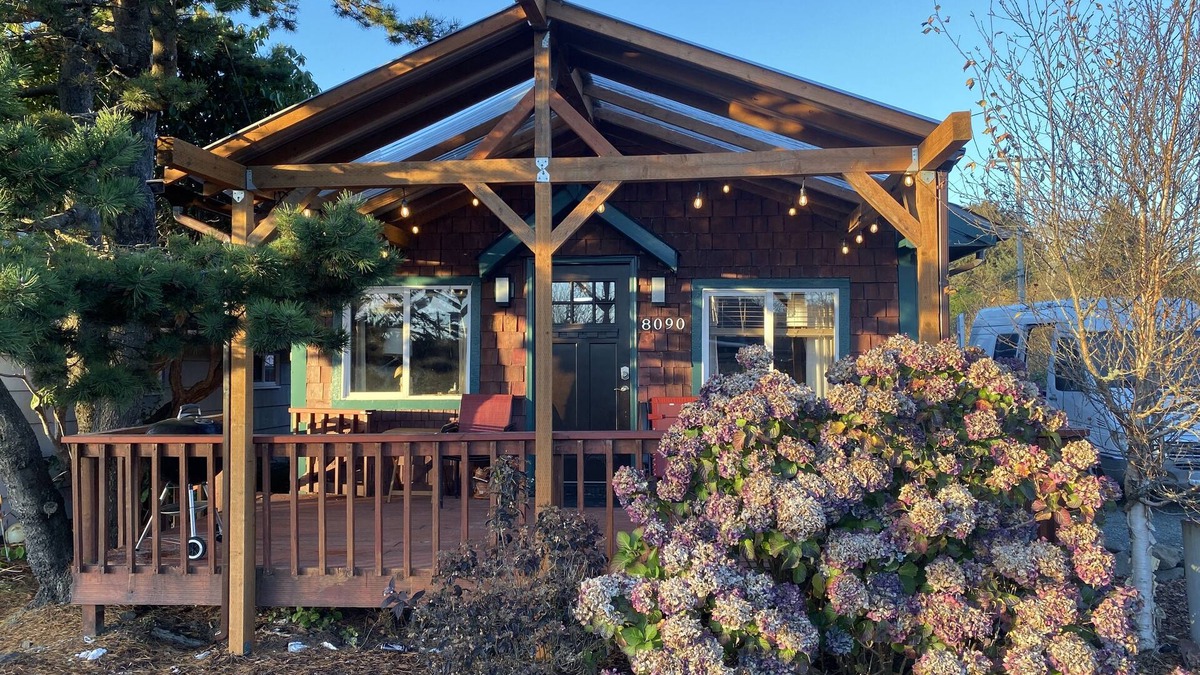 Rockaway Beach Cabin | New Hot Tub, Pet friendly, Fenced yard, Covered Porch 2 blocks to beach, Clean