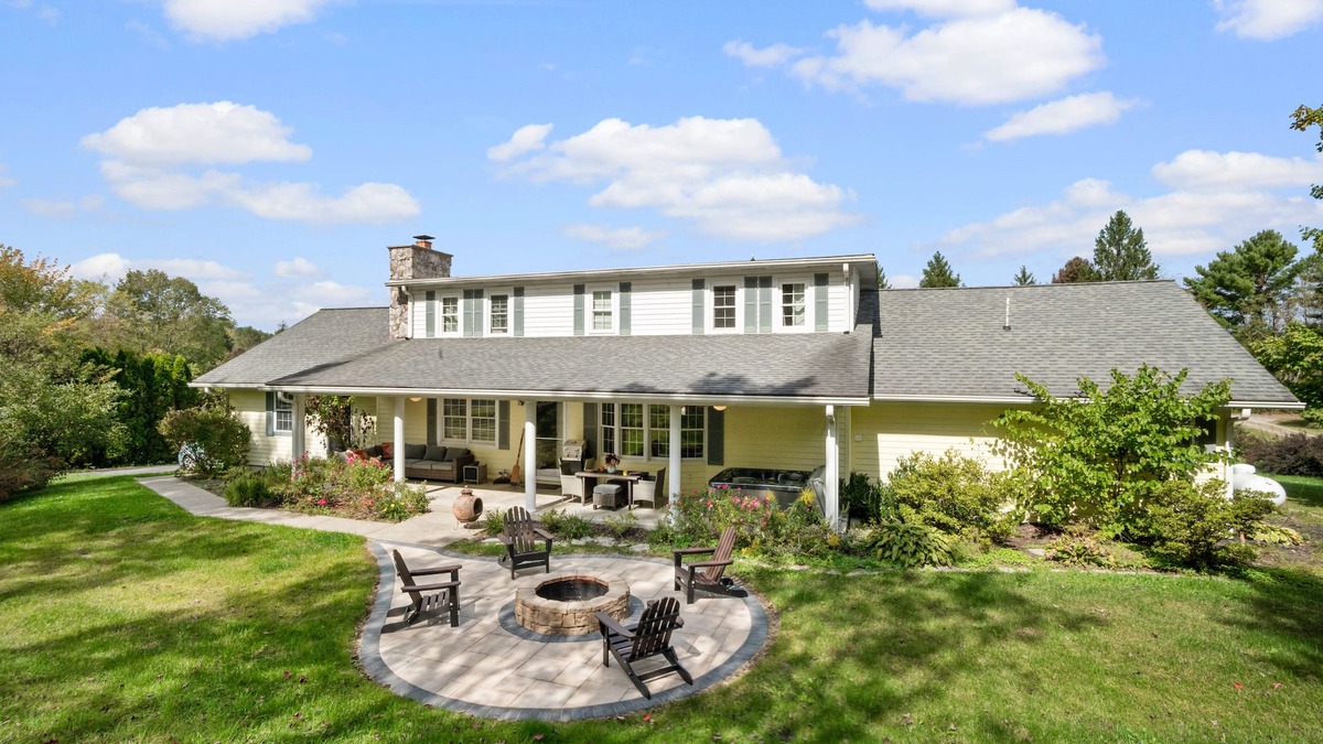 Fayetteville House | NEW HOT TUB|sleeps 10|4BR 3Ba|firepit|pingpong table|New River Gorge NP