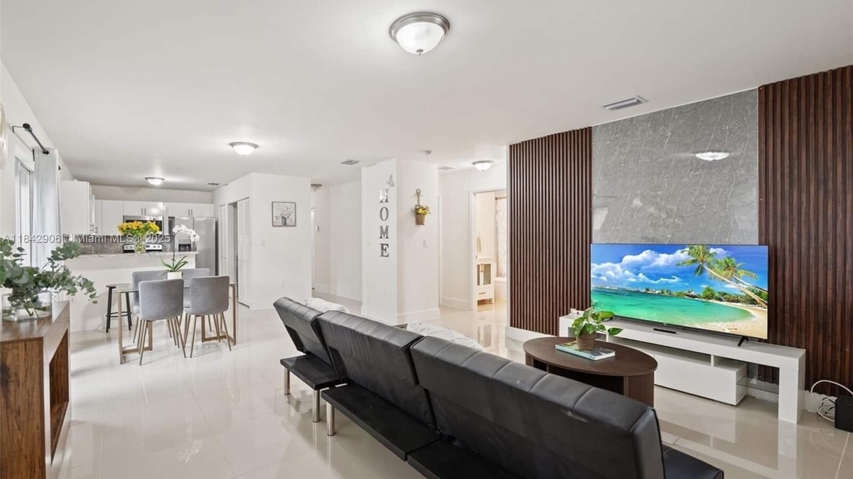 Liberty City House | New house 3 minutes to Design District, Midtown. 10min to South Beach, Downtown