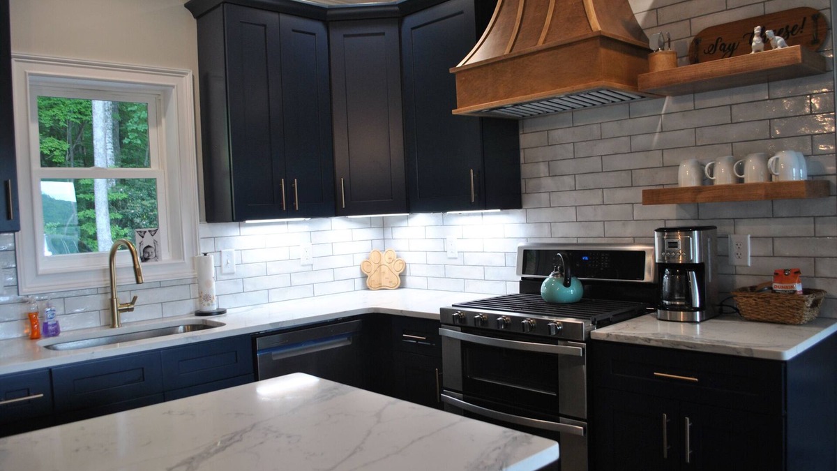 Clayton House | New house w/view; 5-10 mins to Clayton & Burton; sleeps 9; rooms Ensuite