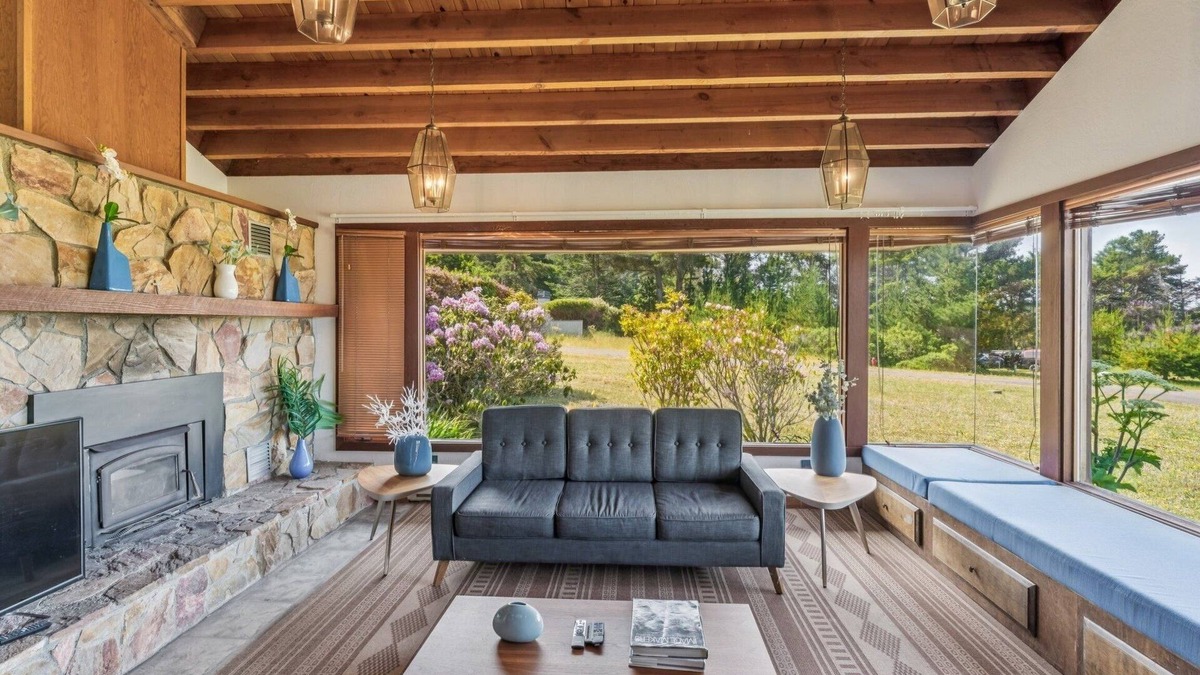 Manchester Cottage | NEW! Irish Beach Gem Scenic Views & BBQ Yard