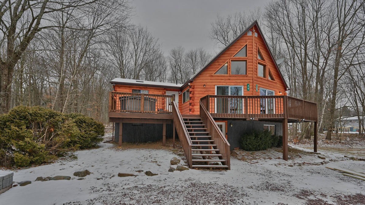 White Haven Cabin | NEW ! Lake front Lookout Log Cabin! Private Lake !