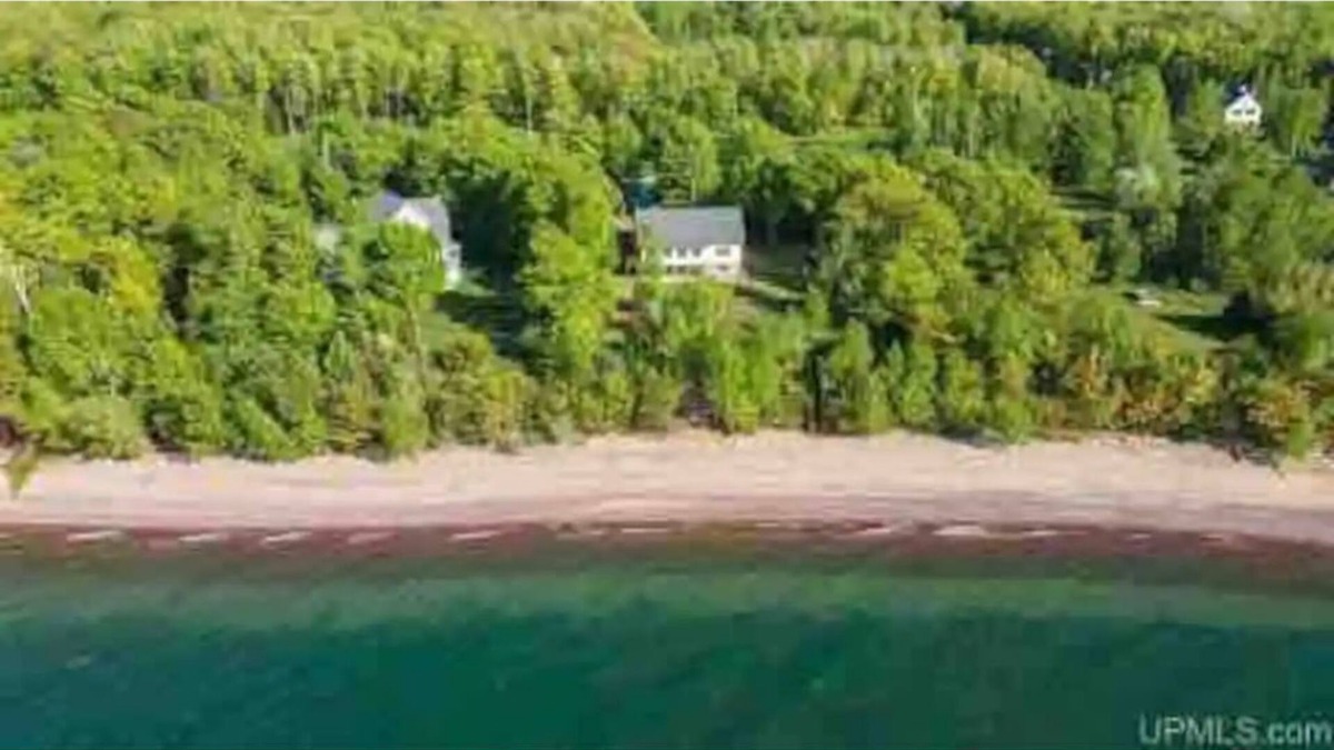 Laurium House | New Lakefront Retreat with Spectacular Views