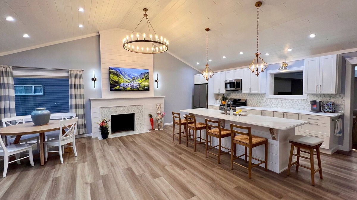 Erie House | NEW Lakeside Cottage- Lake view and beach nearby!