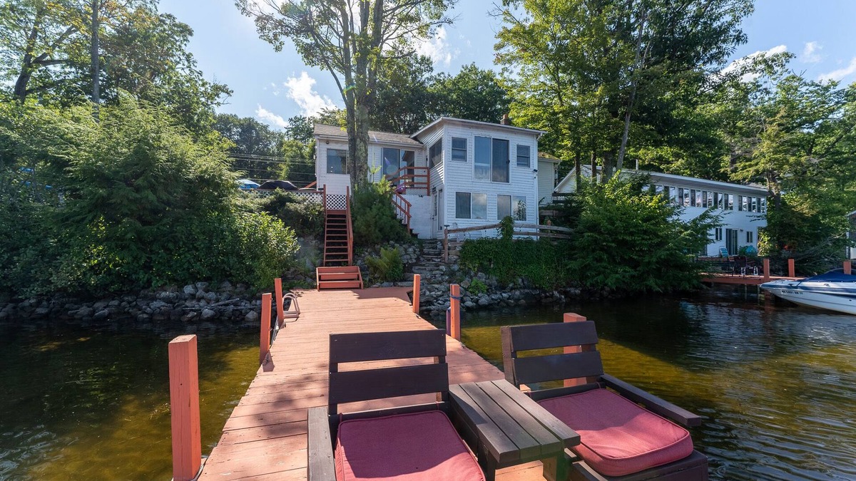 Alton Bay House | NEW Lakeside Haven: Sleeps12| HotTub |Private Dock