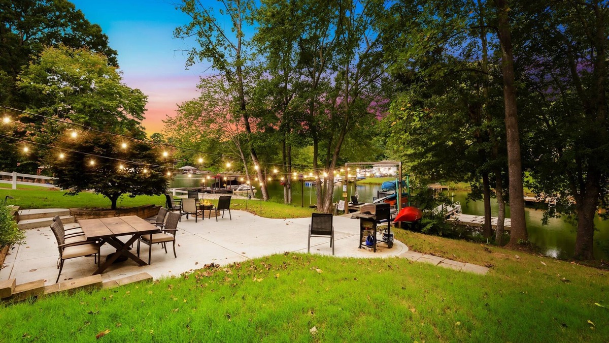 Mayhew House | NEW Lakeside Retreat! Kayaks, Ping Pong & Firepit