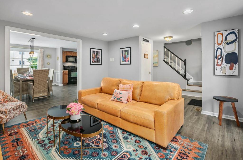 Potomac Falls House | NEW! Large 3-story townhome Private, Self checkin, Pet Friendly!