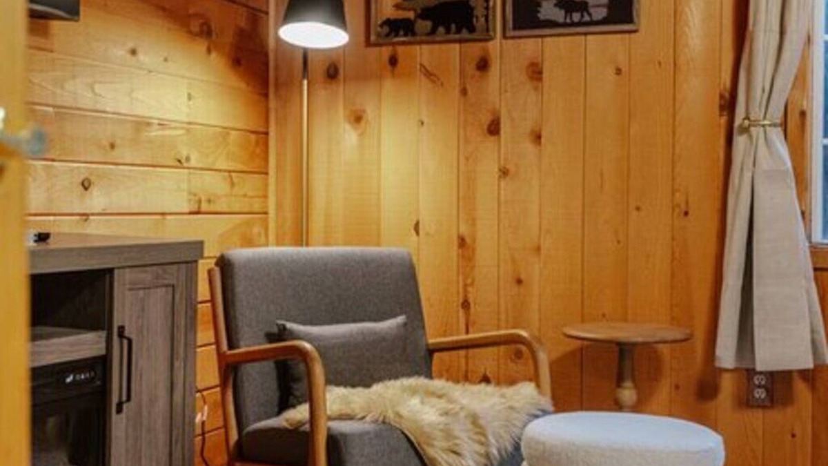 Shingletown House | New Lassen Red Barn – Hot Tub, Arcade, & So Cozy!